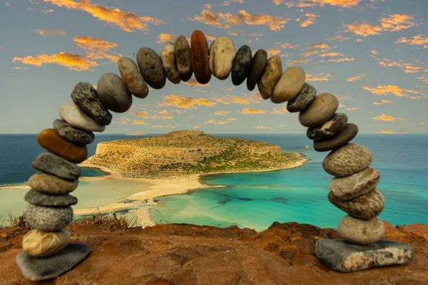 Közeli Kövek Formájában Boltív Gyönyörű Balos Strand Háttérben — Stock Fotó
