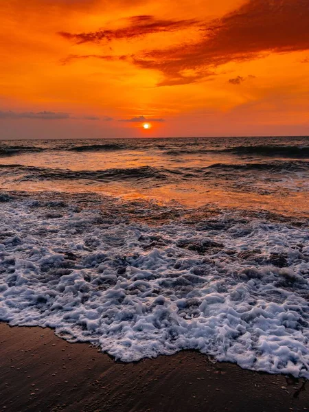 Krásný Výhled Oceánské Vlny Při Západu Slunce — Stock fotografie