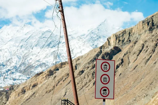 雪氷のため滑りやすい路面に対して警告標識 — ストック写真