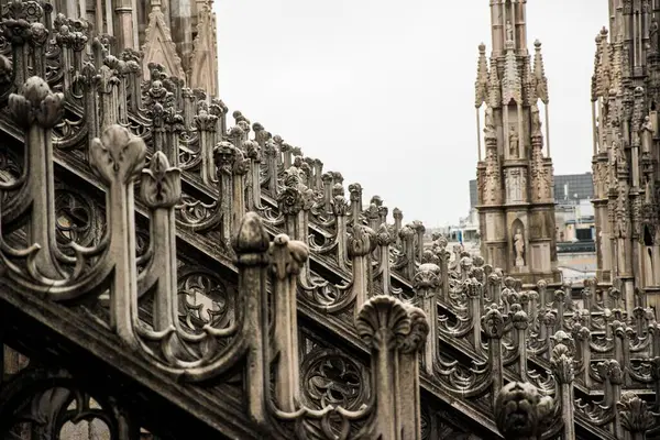 Κοντινό Πλάνο Αρχιτεκτονικές Λεπτομέρειες Γλυπτικής Του Duomo Milano — Φωτογραφία Αρχείου