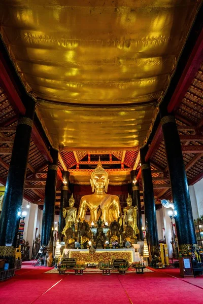 Hermoso Plano Esculturas Buda Dentro Wat Visoun Luang Prabang Laos —  Fotos de Stock