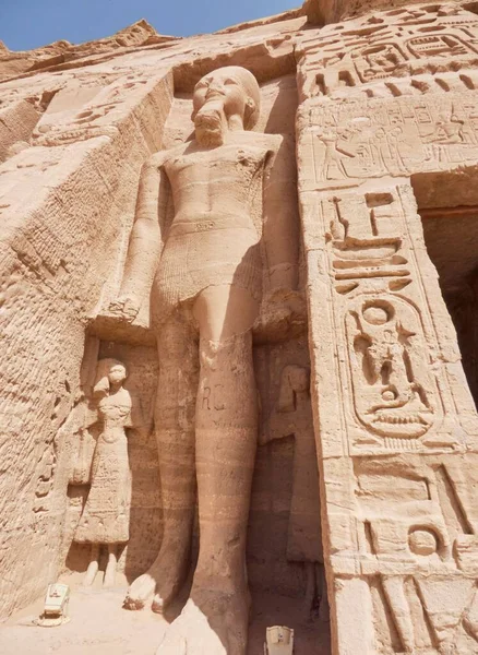 Kuil Ramses Abu Simbel Mesir Dengan Hieroglif Dan Barang Antik — Stok Foto