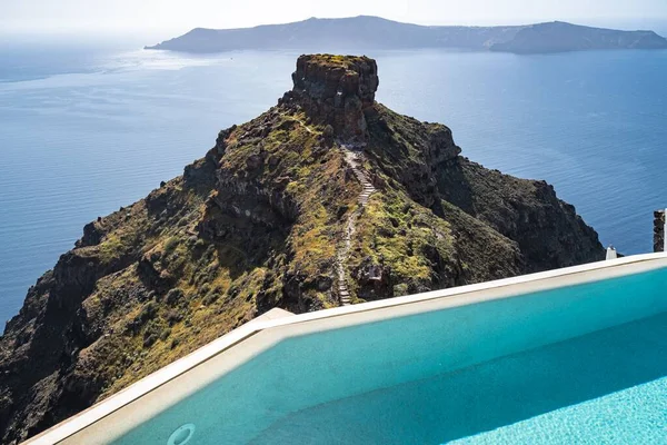 Een Zwembad Met Een Prachtig Uitzicht Rots Van Skaros Imerovigli — Stockfoto