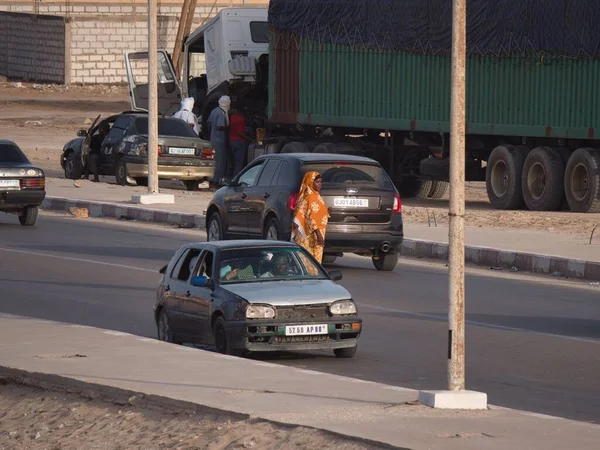 Жінка Перетинає Вулицю Між Машинами Нуакшоті Мавританія — стокове фото