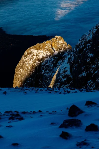 Μια Μαγευτική Θέα Των Όμορφων Χιονισμένων Βουνών Ενάντια Ένα Συννεφιασμένο — Φωτογραφία Αρχείου