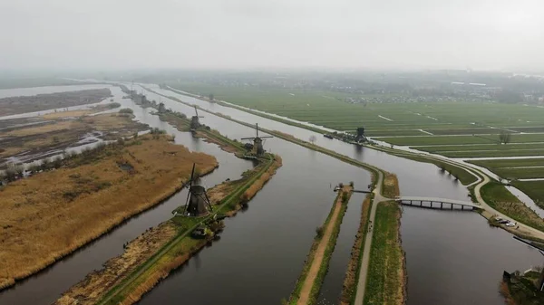 Αεροπλάνο Των Ανεμόμυλων Στο Kinderdijk Και Γέφυρα Ποτάμι Ομιχλώδη Καιρό — Φωτογραφία Αρχείου