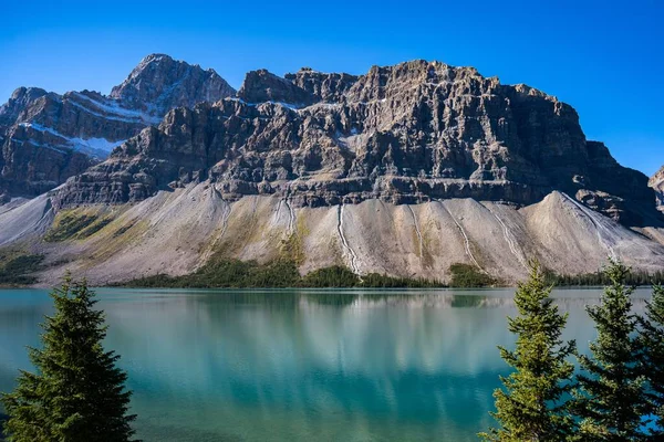 Uma Vista Magnífica Superfície Lago Montanha Transparente Com Uma Floresta — Fotografia de Stock