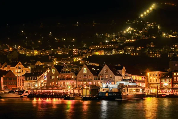 Hermoso Plano Edificios Tradicionales Iluminados Costa Bergen Noruega — Foto de Stock