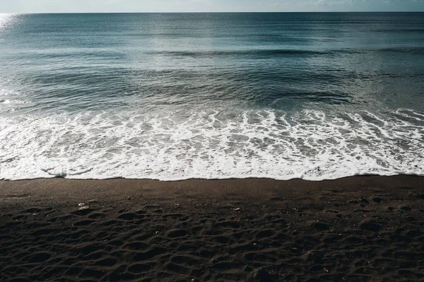 Красивый Прилив Океанской Воды Пляже — стоковое фото