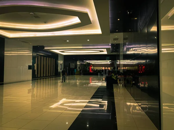 Smラナン ダバオのコンベンションセンターの天井に多くの光を持つ大きなロビー — ストック写真