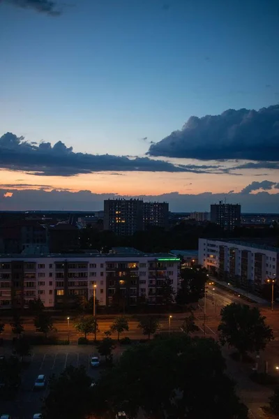 Een Verticaal Shot Van Een Prachtige Zonsondergang Gezien Aan Horizon — Stockfoto