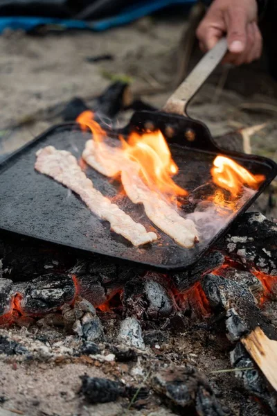 Gros Plan Homme Faisant Frire Deux Morceaux Bacon Sur Petit — Photo
