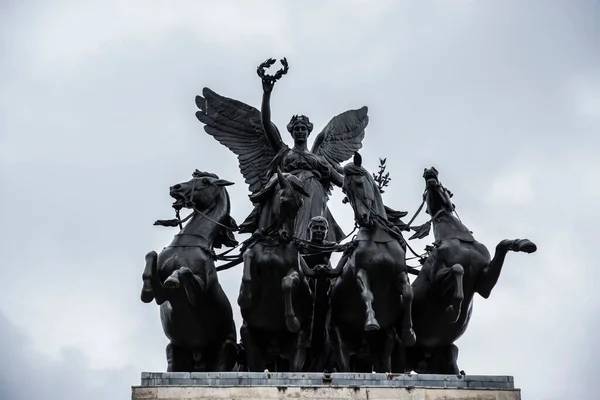 英国伦敦威灵顿拱门胜利女神耐克的四边形战争雕像 — 图库照片