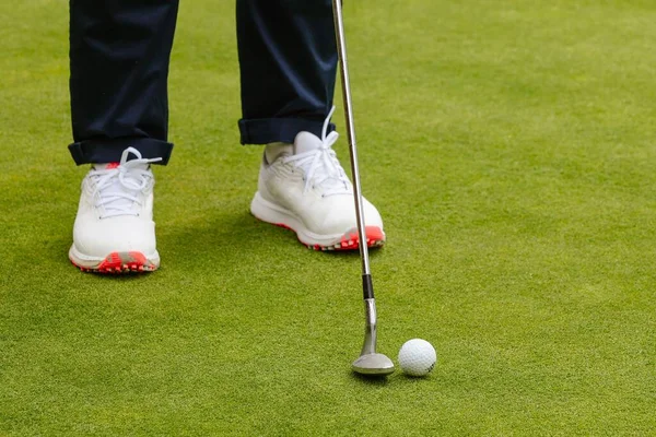 Golfer Πόδια Παίζοντας Γκολφ Στο Πεδίο Μια Ηλιόλουστη Μέρα — Φωτογραφία Αρχείου