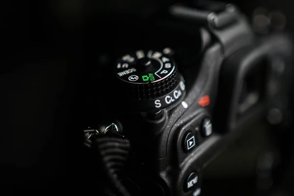 現代のブラックデジタル一眼レフカメラのダイヤルの詳細のクローズアップショット — ストック写真
