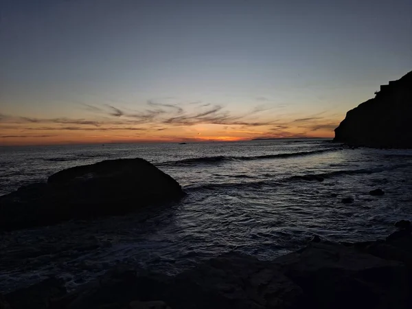 Uma Praia Rochosa Com Pedras Salpicando Mar Sob Sol Céu — Fotografia de Stock