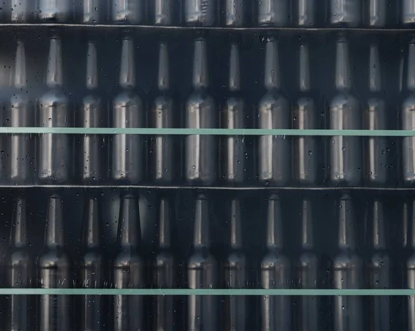 Изображение Многочисленных Бутылок Прозрачной Упаковке Которой Капли Воды — стоковое фото