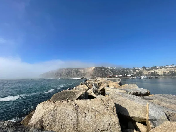 Βραχώδης Παραλία Του Dana Point Στην Καλιφόρνια Συλλαμβάνεται Μια Ηλιόλουστη — Φωτογραφία Αρχείου