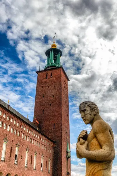 ストックホルム市庁舎の垂直ショットとスウェーデンでそれの前に像 — ストック写真