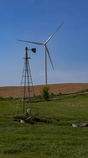 蓝天背景风力涡轮机前草坪上的钢结构 — 图库照片