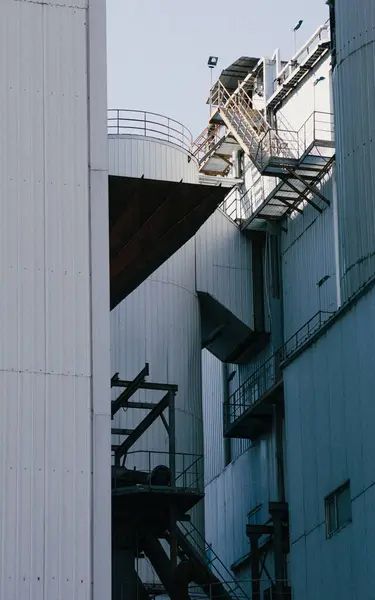 Вертикальный Снимок Лестниц Белых Стен Здания — стоковое фото