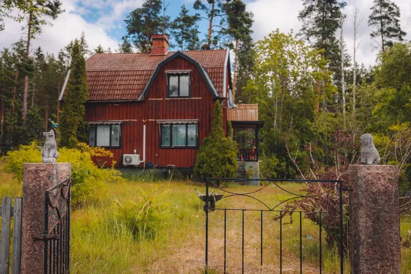 Ein Malerischer Blick Auf Ein Rotes Holzhaus Einer Herbstlandschaft Schweden — Stockfoto