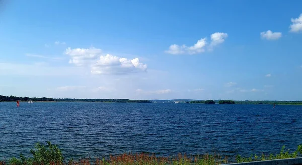 Пейзаж Над Голубым Озером — стоковое фото