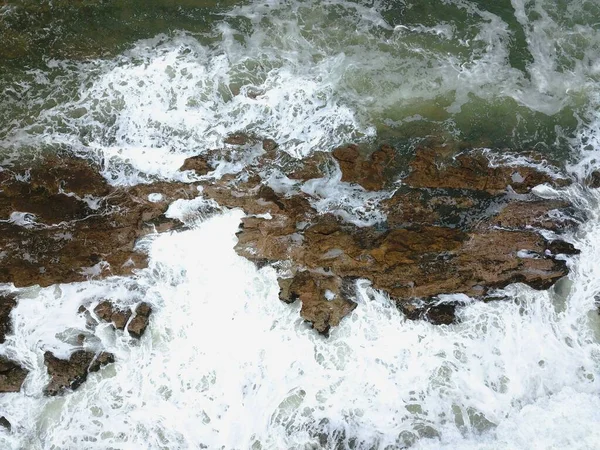 Вид Зверху Хвиля Плескає Скелі Узбережжі — стокове фото