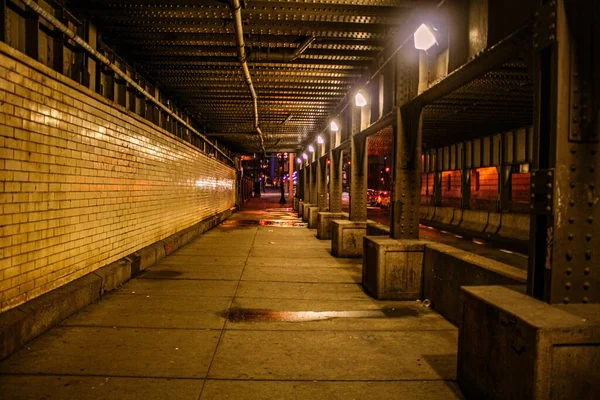 一个空荡荡的地铁站 夜间用电灯照明 — 图库照片