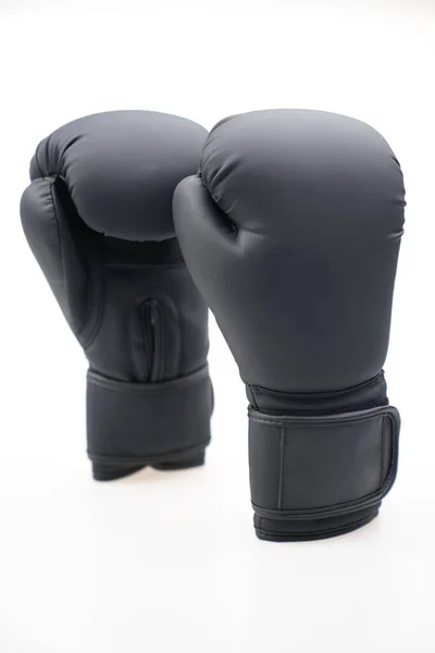 Ein Paar Schwarze Boxhandschuhe Isoliert Auf Weißem Hintergrund — Stockfoto