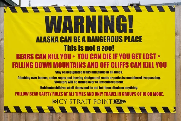 易西直角 的警告标志 提醒游客留意熊及其他威胁生命的危险 — 图库照片