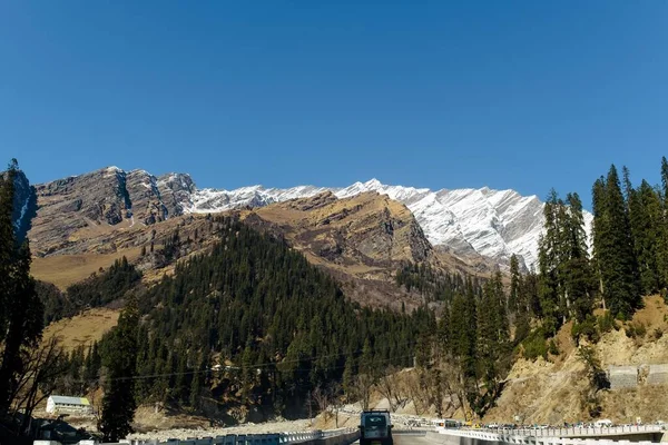 Vedere Scenică Iarnă Drumul Asfalt Munții Acoperiți Zăpadă Copaci Marginea — Fotografie, imagine de stoc