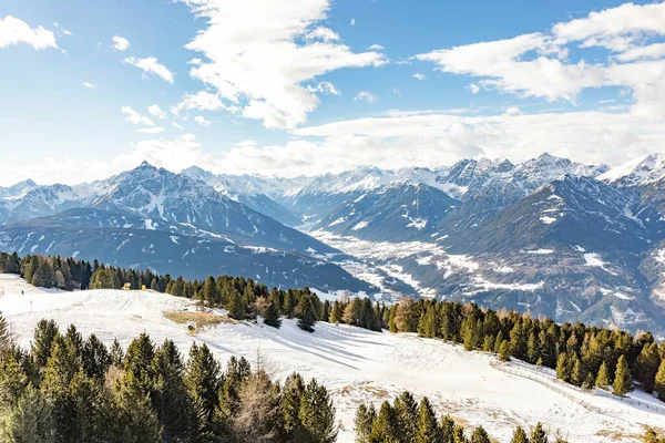 Een Landschap Van Besneeuwde Patscherkofel Berg Een Zonnige Dag Innsbruck — Stockfoto