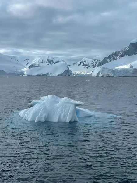 Uma Cena Vertical Cubos Gelo Oceano Antártida — Fotografia de Stock