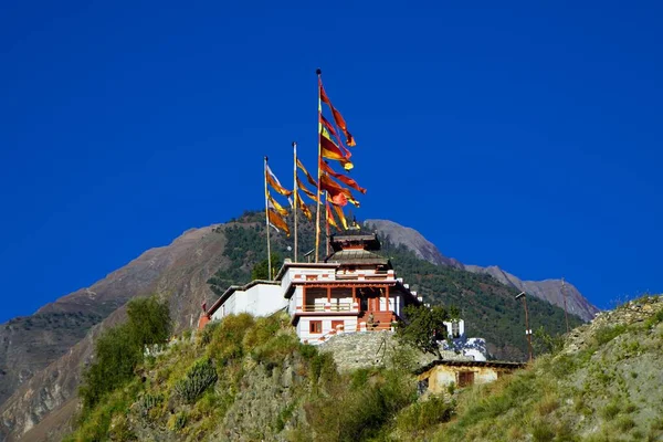 ブータンの旗のある丘の上にあるパロ タクスタン寺院の低角度のショット — ストック写真