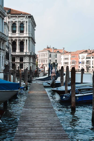 Eine Vertikale Aufnahme Von Booten Die Auf Einem Dock Venedig — Stockfoto