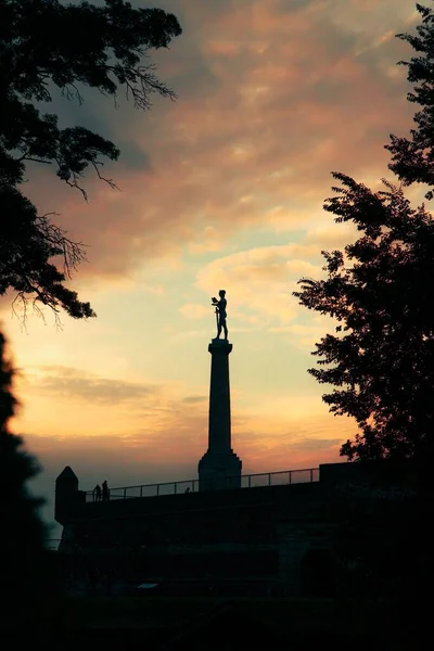 Tiro Vertical Uma Famosa Estátua Menino Belgrado Sérvia — Fotografia de Stock