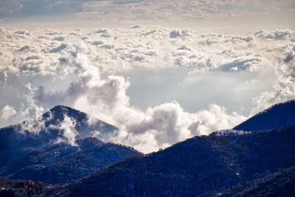 Eine Schöne Aufnahme Einer Bergigen Landschaft Die Von Wolken Bedeckt — Stockfoto