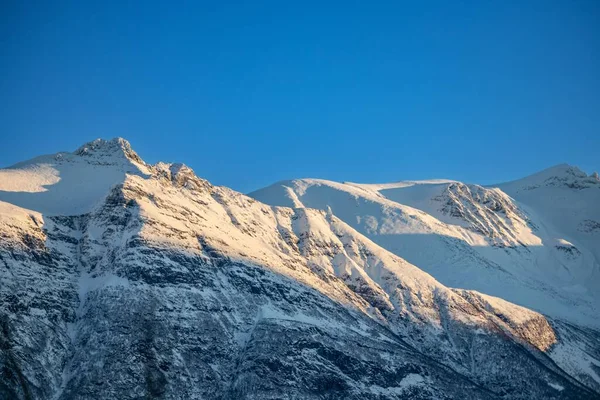 Güneşli Bir Kış Gününde Karla Kaplı Güzel Bir Dağ Manzarası — Stok fotoğraf