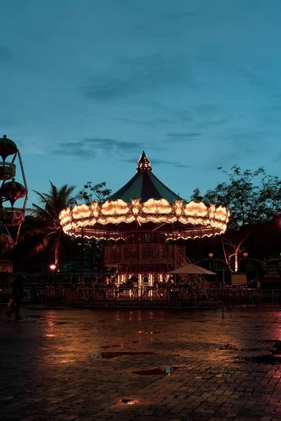 丹加湾游乐场的一个夜间独木舟 — 图库照片