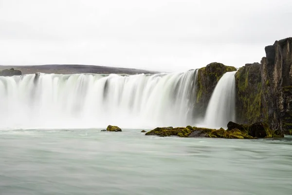 大きな岩の上を流れる滝の風景 — ストック写真