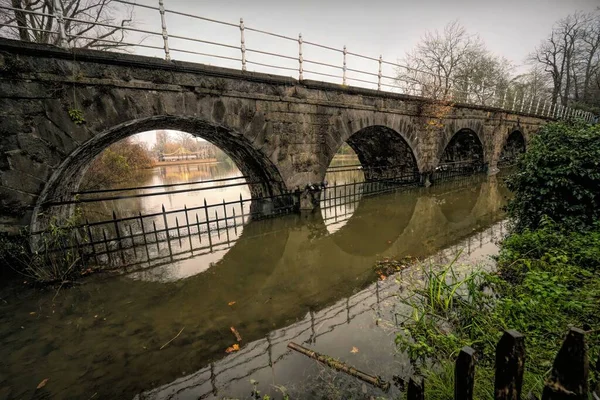 Kıvrımlı Bir Yaya Köprüsü Belçika Bruges Deki Bir Nehrin Yansıması — Stok fotoğraf