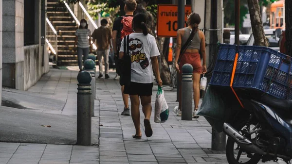 Una Joven Vistiendo Una Camiseta Pringles Otras Personas Caminando Por —  Fotos de Stock