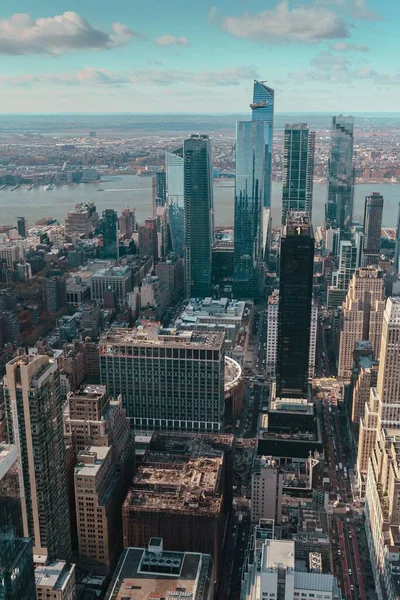 美国纽约市的一座漂亮的现代摩天大楼 — 图库照片