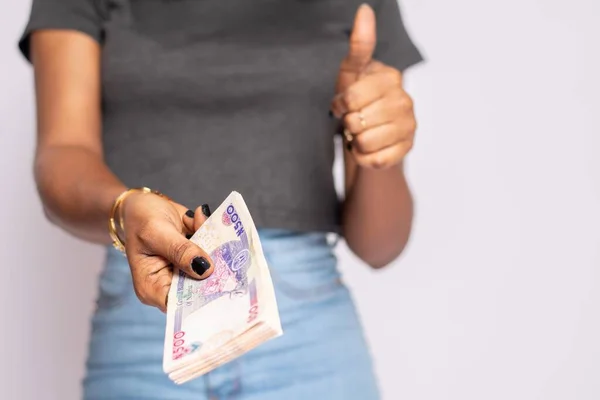 Senhora Negra Esticando Algum Dinheiro Para Frente Faz Polegares Para — Fotografia de Stock