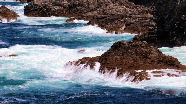 Mavi Denizin Kıyısındaki Büyük Kayaların Güzel Manzarası — Stok fotoğraf