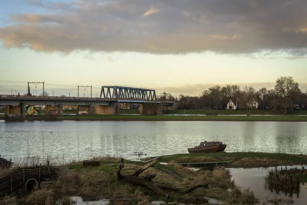 Una Vista Natural Del Río Tranquilo Puente Cerca Una Ciudad — Foto de Stock