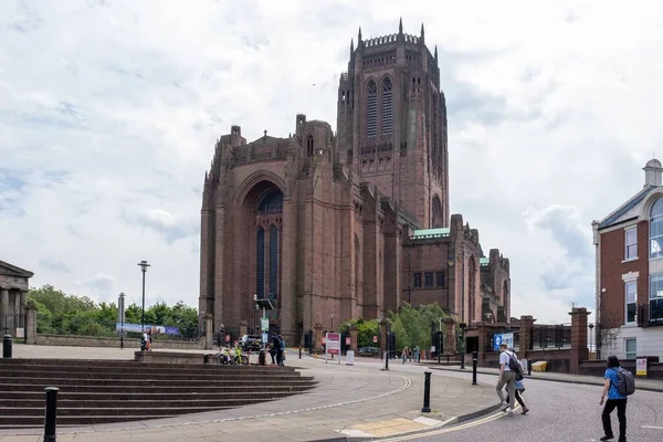 Katedra Anglikańska Liverpoolu Widokiem Ulicę Spacerowiczami Liverpool Wielka Brytania — Zdjęcie stockowe