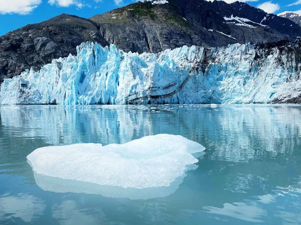 Ein Stück Schwimmendes Gletschereis Mit Columbia Glacier Hintergrund — Stockfoto