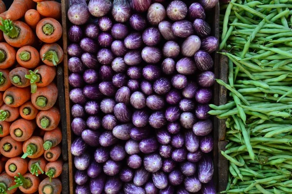 Egy Gyönyörű Kép Egy Doboz Répáról Padlizsánról Zöldbabról — Stock Fotó